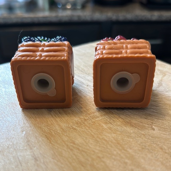 HOME DECOR | Salt & Pepper Shakers Fruit Basket Decorative Figurines - Picture 3 of 4